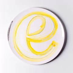 Prato de faiança - letra e - peça unica - Coleção André Poppovic