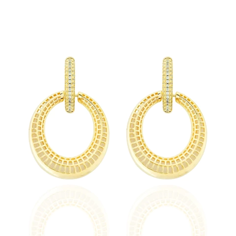 Brinco Oval Trabalhado Com Haste Cravejada Banhado a Ouro