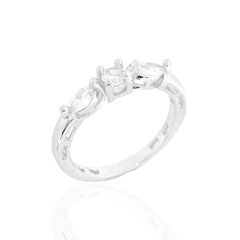 Anel Aro Trabalhado e Três Zircônias Cristais Banhado a Prata