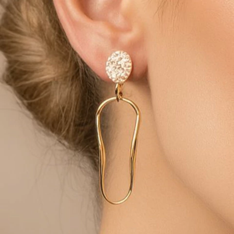 Brinco Oval Cravejado Com Pingente Orgânico Banhado a Ouro