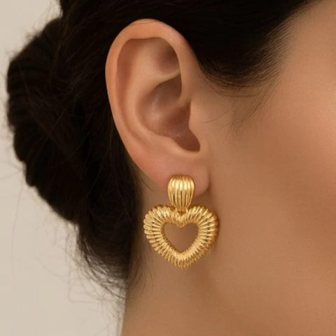 Brinco Gota e Coração Riscadinhos Banhado a Ouro