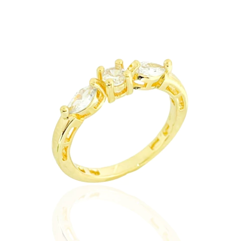 Anel Aro Trabalhado e Três Zircônias Cristais Banhado a Ouro