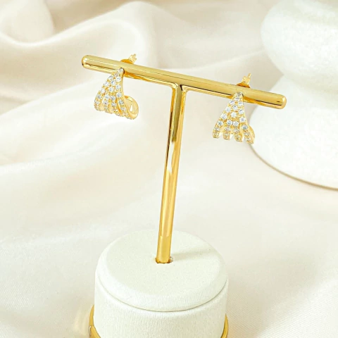 Brinco Curvo Quatro Fileiras Cravejadas Banhado a Ouro