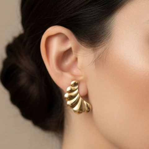 Brinco Curvo Formato de Asas Banhado a Ouro