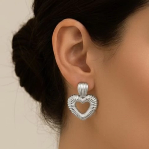 Brinco Gota e Coração Riscadinhos Banhado a Prata