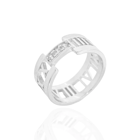 Anel Trabalhado Números Romanos e Zircônias Banhado a Prata