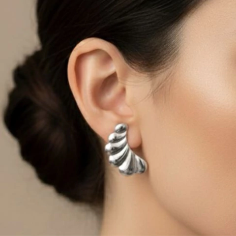 Brinco Curvo Formato de Asas Banhado a Prata