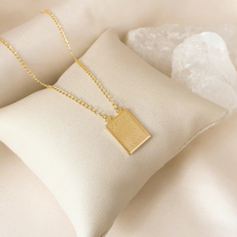 Colar Longo Com Plaquinha Religiosa Banhado a Ouro - comprar online