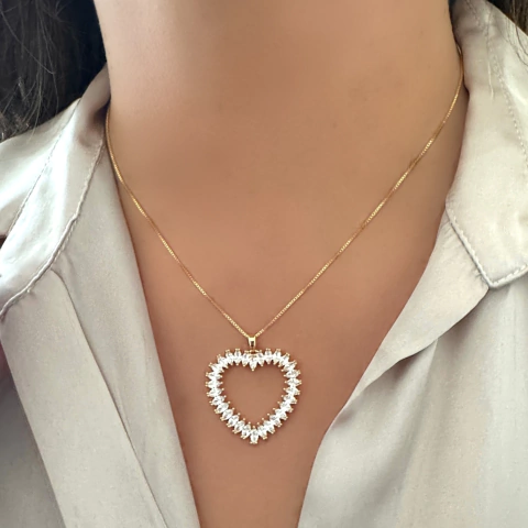 Colar Coração Borda Navetes Cristais Banhado a Ouro