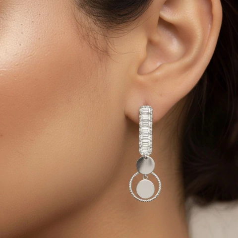 Brinco Navetes Cristais Com Medalhinhas Banhado a Prata