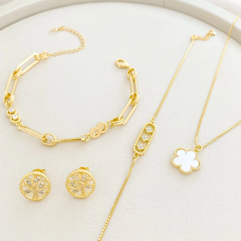 Colar Flor Madrepérola Banhado a Ouro