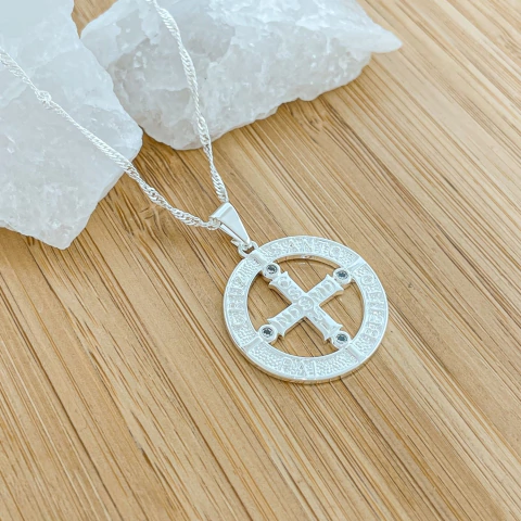 Colar Cruz De São Bento Com Zircônias Banhado a Prata - comprar online