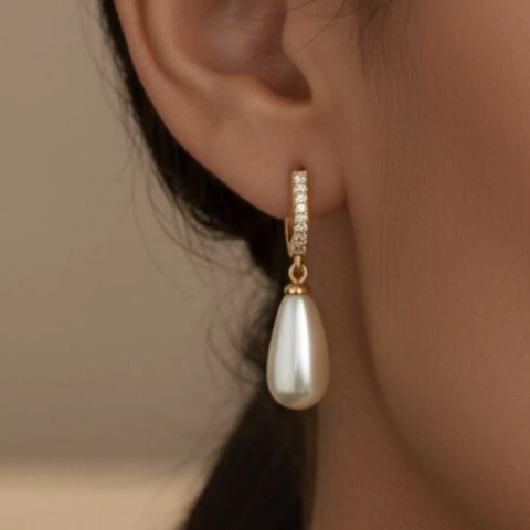 Brinco Argolinha Cravejada e Gota de Pérola Banhado a Ouro