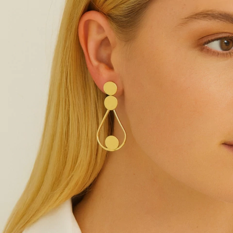 Brinco Gota Vazada Com Medalhinhas Banhado a Ouro