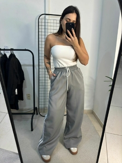 calça inspiração adi cinza na internet