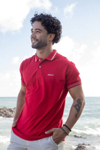 Polo Piquet Friso na gola e punho. Bordado Mitchell manuscrito