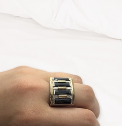 AG534 Anillo Plata y Oro Grande con detalles Negros - comprar online
