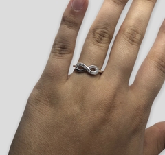 2.4g Anillo Infinito con Cubis Plata Italiana