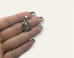 AG 58 FR Dije Papa Franciso Cuadrado Plata y Oro