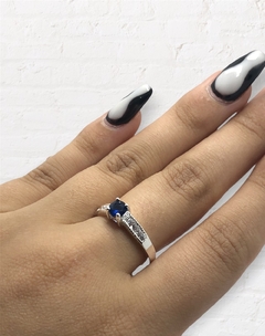 MO57 Anillo Solitario con Cubics y Piedra Azul Plata 925