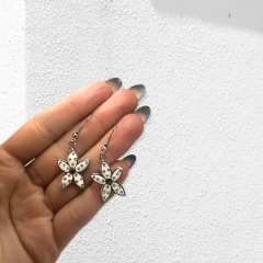 3141 Aros Colgantes Forma Flor Blanca Acero Quirúrgico - comprar online