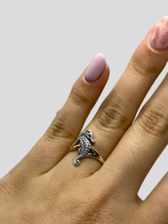 MAAN 34 Anillo Caballito de Mar Plata y Oro en internet