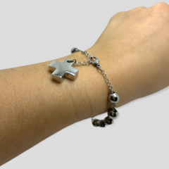 8638 Pulsera Bolitas con Dije Cruz Acero Quirúrgico