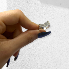 AG-313 BL Anillo Cubics Blancos Forma V Plata y Oro - Stal Joyas