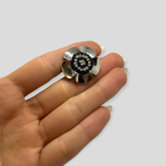 0074 Anillo Flor con Cubics Acero Quirúrgico