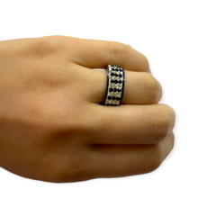 0043 Anillo Grueso con Cubics Blancos y Negros Acero Quirúrgico - comprar online