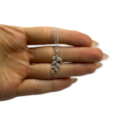4240-2 Conjunto Dije y Cadena Hoja Acero Blanco - comprar online