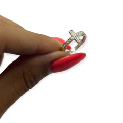 LARA 18 Anillo Cruz Texturado Plata y Oro