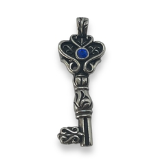 5569-LI Dije Llave con Cubic Azul Acero Quirúrgico