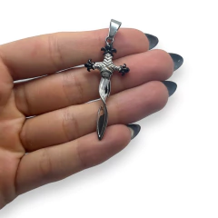 5652 Dije Cruz con Detalles Negros Acero Quirúrgico