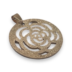 5662-RO Dije Flor Arenada Acero Quirúrgico Rose - comprar online