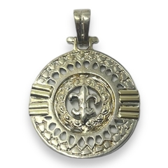 AG-267 Dije Flor de Loto Circular (27mm) Plata y Oro