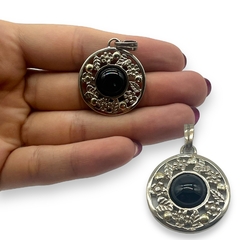SIN-90 Dije Circular Piedra Negra- Últimas Unidades (28 mm) Plata y Oro