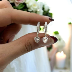 SOFI-12 Aros Colgantes con Cubics Corazon - Blanco Plata-ECO