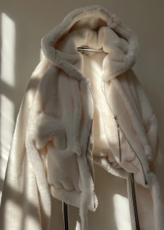 Campera Hoodie Crop Skin en internet