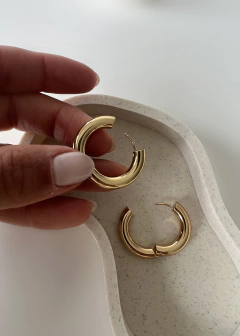 Classy Golden Hoops - Estate Atenta