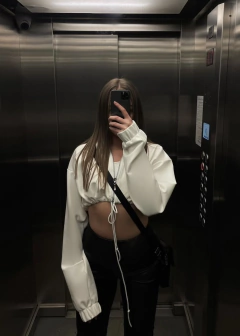 Buzo Hoodie Crop Friza en internet