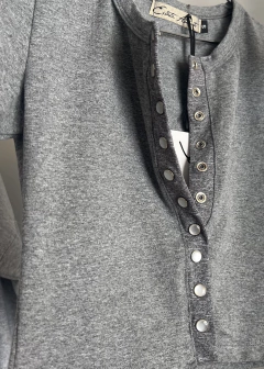 Remera Crop Abotonada - Estate Atenta