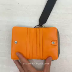 BILLETERA BLAQUE CORTA CON SOLAPA Y CIERRE - Mala Junta