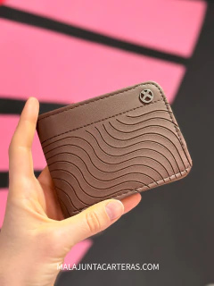 BILLETERA CORTA UNICROSS CHOCOLATE + CAJA