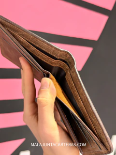 BILLETERA CORTA UNICROSS CHOCOLATE + CAJA - Mala Junta