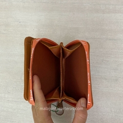 BILLETERA MUAA CORTA CON SOLAPA Y CIERRE en internet