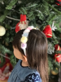 Tiara pompom pelúcia coração e balinha