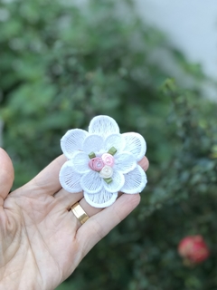 Presilha flor rendada