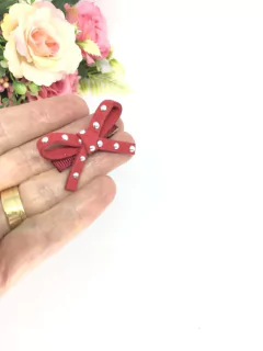 Lacinho de couro com tachinhas