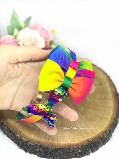 Tiara cauda de sereia paetês arco-íris - Santo Laço Acessorios